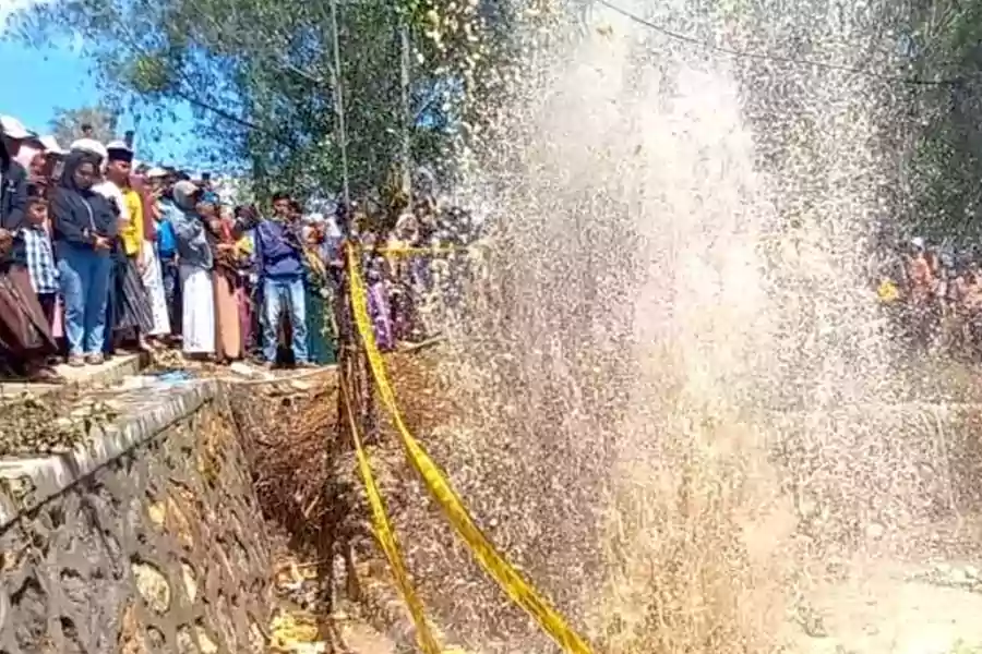 Semburan air dari sumur bor di Desa Pandan, Kecamatan Omben, Sampang. [Zamach/Beritajatim]