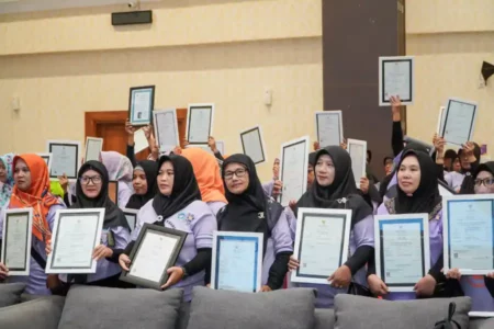 Pemkab Lamongan Serahkan 170 Sertifikat Halal ke Pelaku UMKM foto berita jatim
