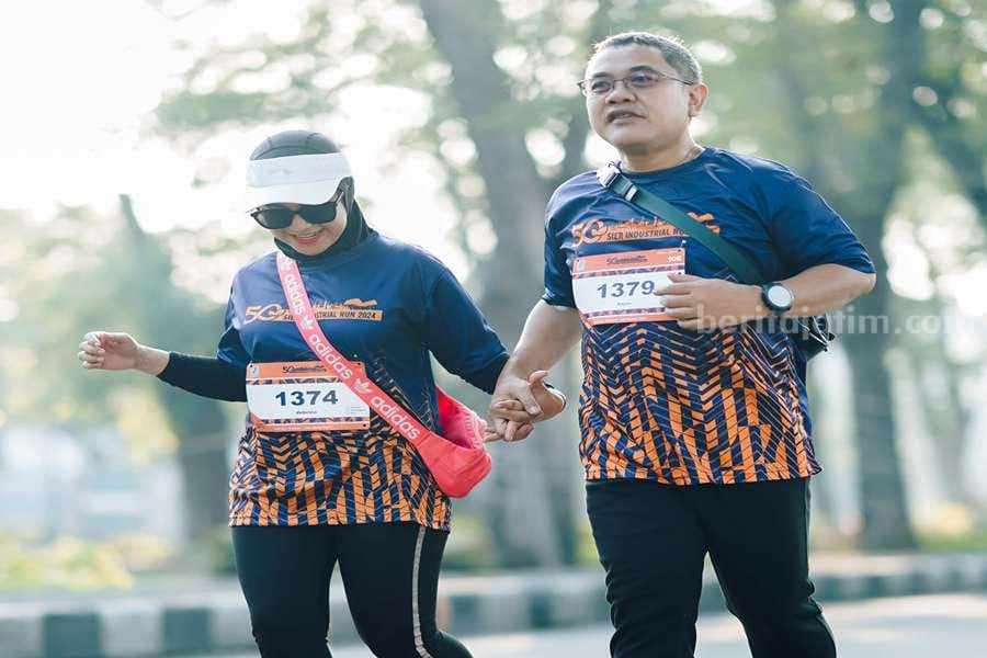 Sebanyak 1.000 orang mengikuti 'SIER Industrial Run 2024'. Mereka berasal dari berbagai latar belakang, mulai dari mitra bisnis, karyawan PT Surabaya Industrial Estate Rungkut (SIER) hingga masyarakat umum.