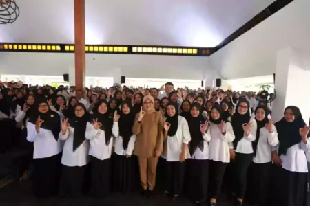 Bupati Banyuwangi Ipuk Fiestiandani usai menyerahkan SK kepada para Pegawai Pemerintah dengan Perjanjian Kerja (PPPK) di Pendapa Sabha Swagata Blambangan. (Rindi/Beritajatim.com)