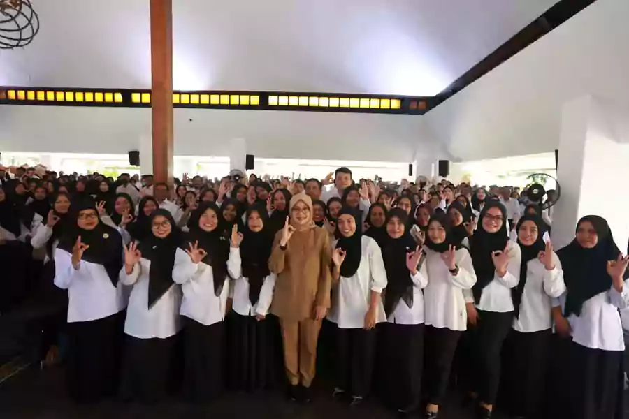 Bupati Banyuwangi Ipuk Fiestiandani usai menyerahkan SK kepada para Pegawai Pemerintah dengan Perjanjian Kerja (PPPK) di Pendapa Sabha Swagata Blambangan. (Rindi/Beritajatim.com)
