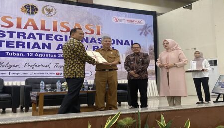 Kepala BPN Tuban saat menyerahkan sertifikat elektronik tanah aset milik Pemkab Tuban kepada BPKAD Tuban. [foto: Diah Ayu/beritajatim.com]