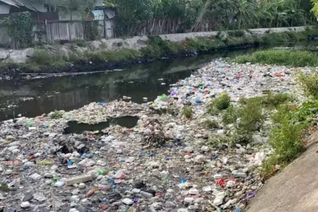 Aliran Sungai Surabaya Full Sampah, Meski Sudah Dibersihkan DLH Sampah kembali penuhi aliran sungai Jalan Wono Arum. (Foto oleh Rama Indra/Beritajatim.com)