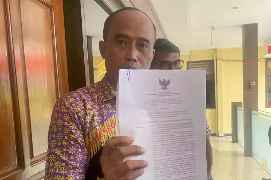 Kasatreskrim Polres Tuban saat menunjukkan bukti dokumen tambang yang dimaksud. [Foto: Diah Ayu/Beritajatim.com]