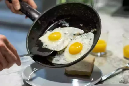 8 Cara Masak Telur yang Bisa Kamu Coba Agar Gak Bosan Ilustrasi masak telur agar tidak bosan. (Pexels/Mikhail Nilov)