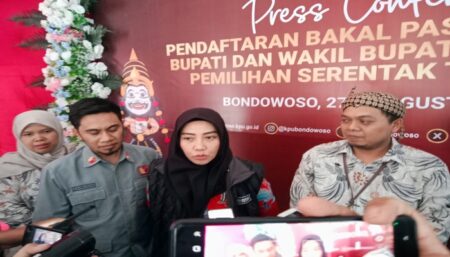 Ketua Bawaslu Kabupaten Bondowoso, Nani Agustina diapit komisioner KPU Bondowoso, Rabu (28/8/2024). (Deni Ahmad Wijaya/BeritaJatim.com)