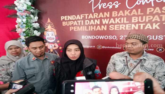Ketua Bawaslu Kabupaten Bondowoso, Nani Agustina diapit komisioner KPU Bondowoso, Rabu (28/8/2024). (Deni Ahmad Wijaya/BeritaJatim.com)