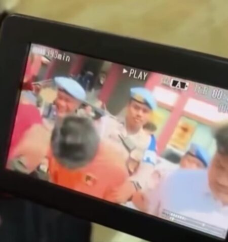 Tangkapan layar video aksi wartawan toyor kepala Armor Toreador suami Cut Intan Nabila saat digelandang Mapolres Bogor. (Akun Instagram @mimijulid)