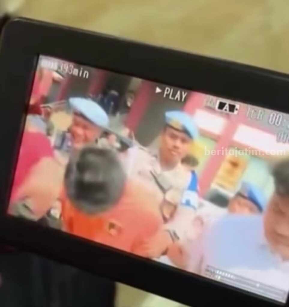 Tangkapan layar video aksi wartawan toyor kepala Armor Toreador suami Cut Intan Nabila saat digelandang Mapolres Bogor. (Akun Instagram @mimijulid)
