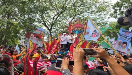 Khofifah-Emil Diarak Pakai Ul Daul Menuju KPU Jatim Khofifah-Emil Diarak Pakai Ul Daul Menuju KPU Jatim