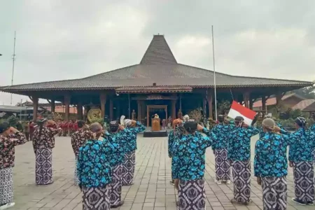 Suasana Upacara Kemerdekaan di Pendopo Joglo Terbesar se-Dunia, Sabtu (17/8/2024). (Foto: Winanto/Beritajatim.com)