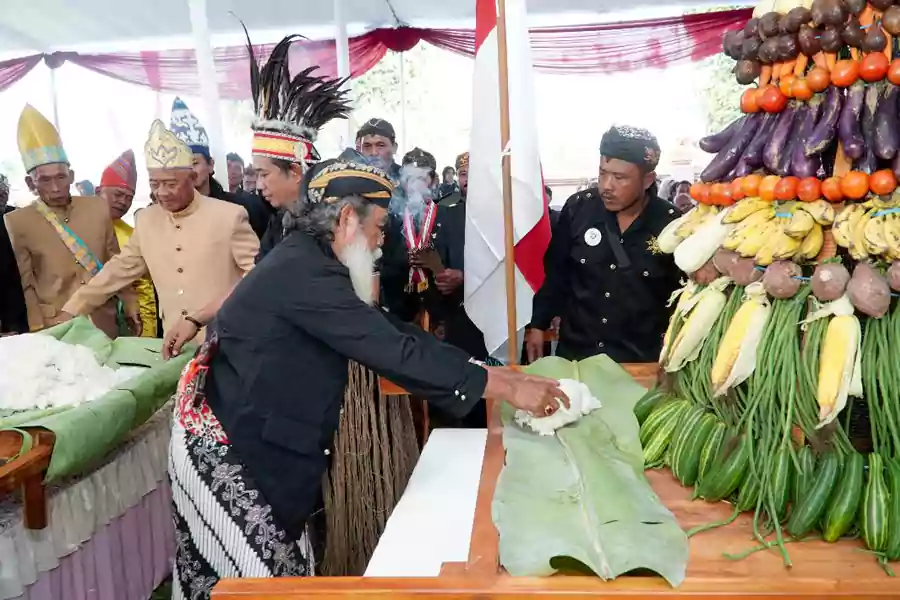 Pemerintah Kabupaten Lamongan bersama Paguyuban Budaya Wilwatikta, menggelar Upacara Adat Wilwatikta, Doa Bersama Umat Beragama dan Penghayat Kepercayaan, untuk menyambut perpindahan Ibukota Negara Indonesia, dari Jakarta ke Ibu Kota Nusantara (IKN), Jumat (16/8/2024).