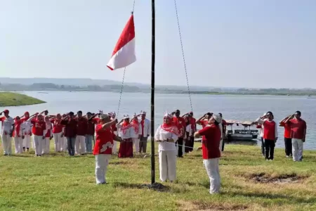 Upacara peringatan HUT ke-79 Republik Indonesia yang digelar Disparbud Lamongan, di Waduk Gondang, Jumat (17/8/2024).