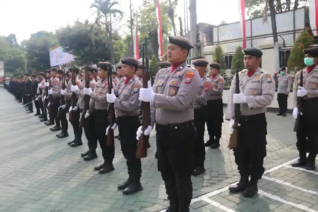 Peringatan HUT ke-79 RI, Polres Malang Gelar Upacara Bendera dengan Khidmat Foto berita jatim