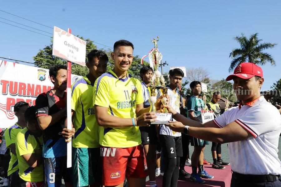 Bangkitkan Olahraga Bola Voli, Kapolres Malang : Atlet Muda Harus Berprestasi