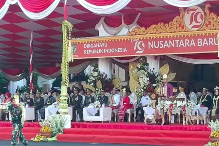 Upacara Proklamasi Kemerdekaan di Taman Surya Surabaya, Walikota Apresiasi Semangat Juang Warganya Wali Kota Surabaya Eri Cahyadi saat menjadi instruktur upacara peringatan Proklamasi Kemerdekaan Indonesia.