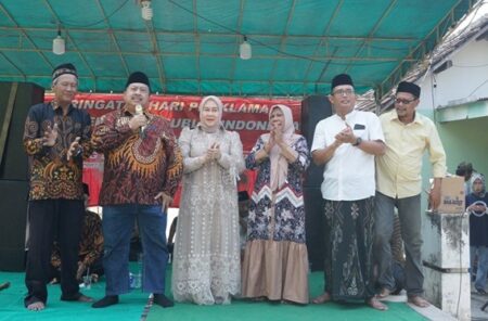 Suasana Haru Iringi Warsubi saat Pamitan Mundur dari Jabatan Kades Mojokrapak Jombang foto beritajatim