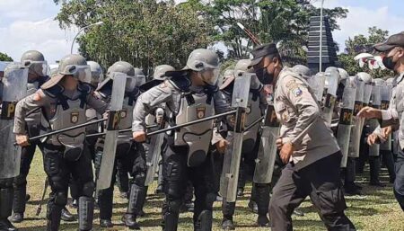 Simulasi sistem pengamanan kota (Sispamkota) menjelang pelaksanan Pilkada 2024 di Alun-alun Kanigoro, Kabupaten Blitar, Senin (19/8/2024). (Foto : Winanto/beritajatim.com)