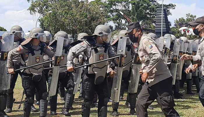 Simulasi sistem pengamanan kota (Sispamkota) menjelang pelaksanan Pilkada 2024 di Alun-alun Kanigoro, Kabupaten Blitar, Senin (19/8/2024). (Foto : Winanto/beritajatim.com)