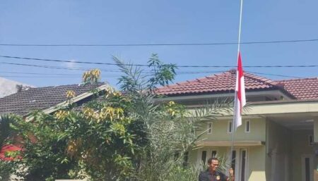 Lawan Penjegalan Putusan MK, Dosen Universitas Jember Kibarkan Bendera Setengah Tiang Lawan Penjegalan Putusan MK, Dosen Universitas Jember Kibarkan Bendera Setengah Tiang di Halaman Rumah