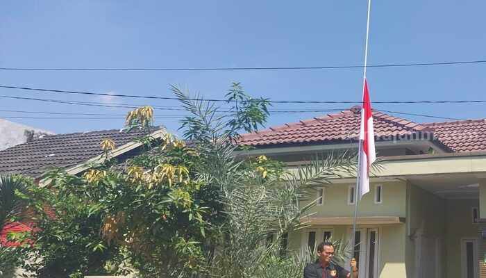 Lawan Penjegalan Putusan MK, Dosen Universitas Jember Kibarkan Bendera Setengah Tiang di Halaman Rumah