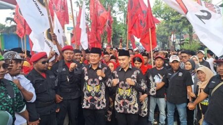 Beragam Komunitas Antar Yes-Dirham Daftar ke KPU Lamongan foto berirajatim