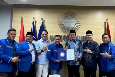 Pasangan Yuhronur-Dirham resmi menerima rekomendasi dari PAN, yang diserahkan langsung di Kantor DPW PAN Jatim, Selasa (24/8/2024).