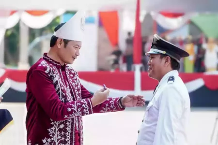 Desa Mandiri di Lamongan Bertambah Lagi 69, Bupati Sematkan Lencana Bupati Lamongan, Yuhronur Efendi, menyematkan lencana kepada Kepala Desa yang desanga telah berstatus mandiri, pada saat upacara peringatan HUT ke-79 Republik Indonesia, di Alun-alun Lamongan, Sabtu (17/8/2024).