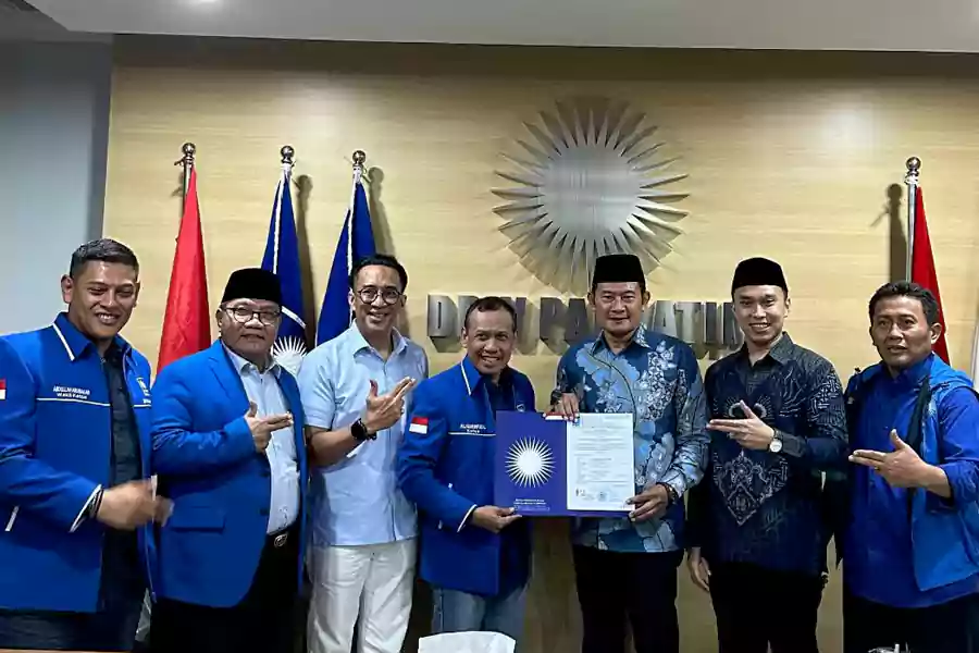 Pasangan Yuhronur-Dirham resmi menerima rekomendasi dari PAN, yang diserahkan langsung di Kantor DPW PAN Jatim, Selasa (24/8/2024).