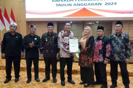 Bupati Lamongan, Yuhronur Efendi, menyampaikan Raperda tentang Perubahan APBD Tahun Anggaran 2024, dalam Rapat Paripurna DPRD Kabupaten Lamongan, Kamis (1/8/2024).
