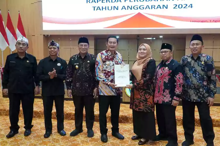 Bupati Lamongan, Yuhronur Efendi, menyampaikan Raperda tentang Perubahan APBD Tahun Anggaran 2024, dalam Rapat Paripurna DPRD Kabupaten Lamongan, Kamis (1/8/2024).
