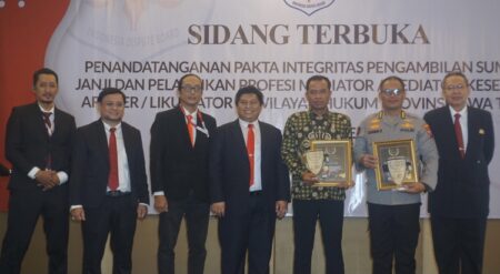 Penghargaan DSI Jatim kepada Perwakilan Polda Jatim dan Pengadilan Negeri Surabaya