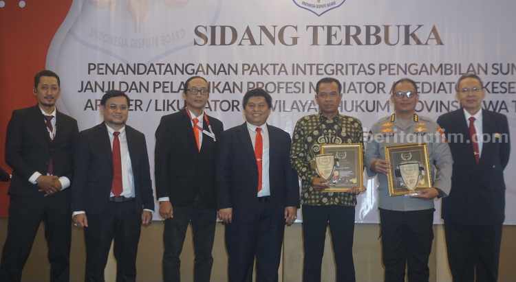 Penghargaan DSI Jatim kepada Perwakilan Polda Jatim dan Pengadilan Negeri Surabaya