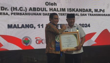 Mendes Abdul Halim Iskandar Beri Penghargaan Bupati Malang HM Sanusi