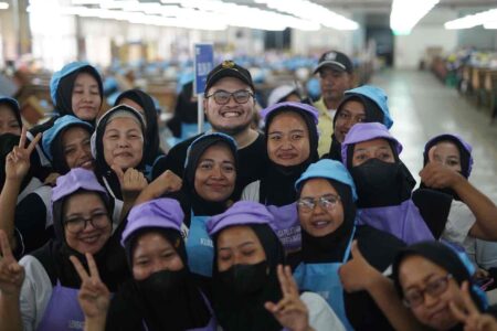 Salurkan BLT DBHCHT, Mas Dhito Disambut Antusias Buruh Pabrik SKT Kediri