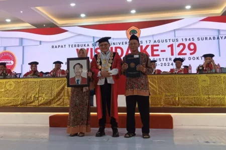 Tetes Air Mata Mustain di Wisuda Untag Surabaya: Terima Ijazah Putranya yang Meninggal Dunia Mustain dan Marodik, orang tua Almarhum Birul Dzakiri saat menerima ijazah dari Rektor Prof Mulyanto Nugroho di Wisuda ke-129 Untag Surabaya, Minggu (1/9/2024).
