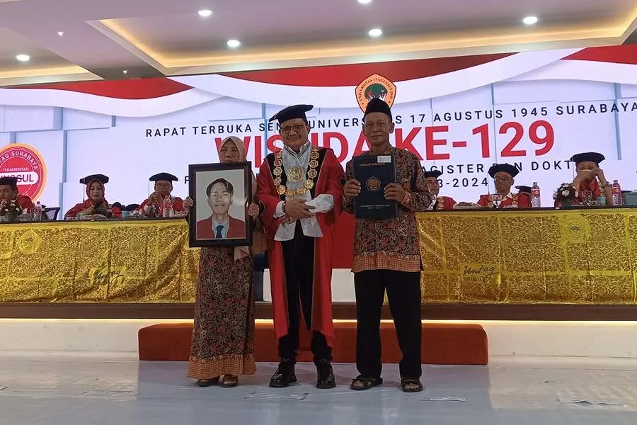Mustain dan Marodik, orang tua Almarhum Birul Dzakiri saat menerima ijazah dari Rektor Prof Mulyanto Nugroho di Wisuda ke-129 Untag Surabaya, Minggu (1/9/2024).