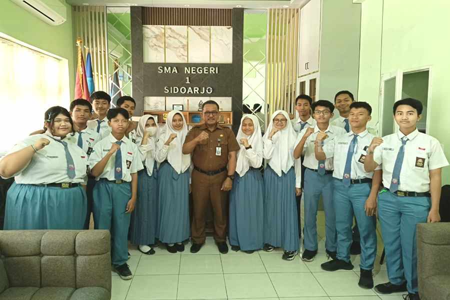 Kepala SMANISDA Eko Redjo Sunariyanto (tengah) bersama 3 tim peraih medali emas.