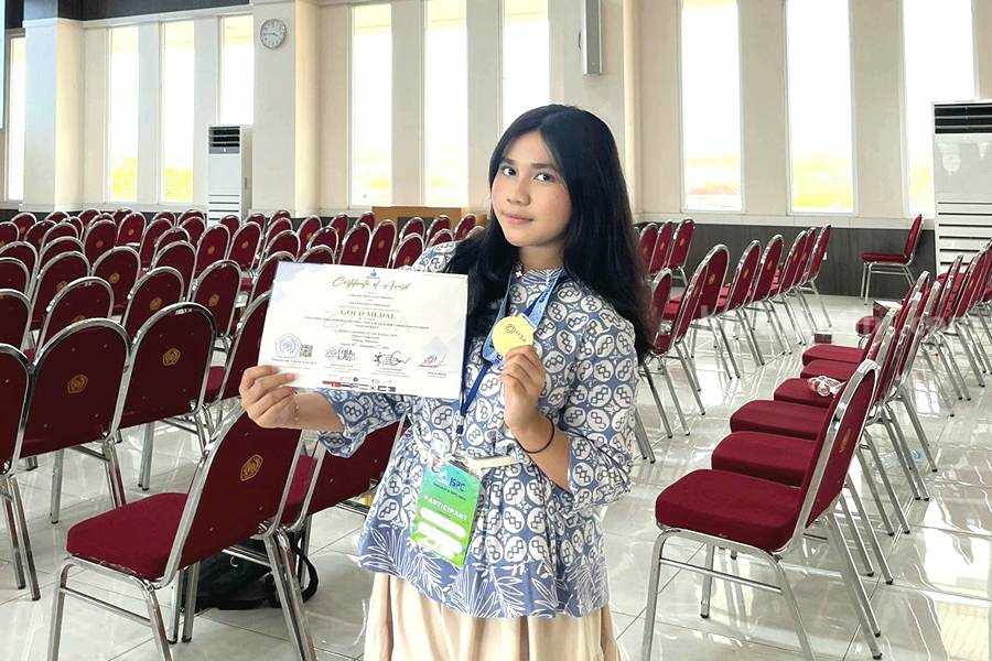 Azkarana Rectaversa Almadira Kelas 12-9 yang meraih medali emas.