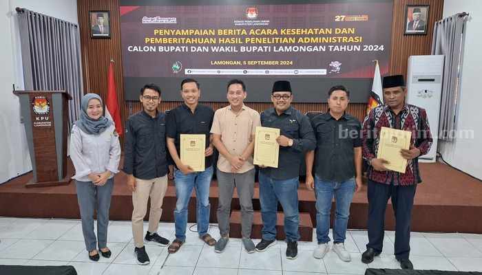 Sesi foto bersama saat penyerahan hasil penelitian berkas administrasi kepada perwakilan masing-masing pasangan Bakal Calon Bupati dan Wakil Bupati Lamongan.