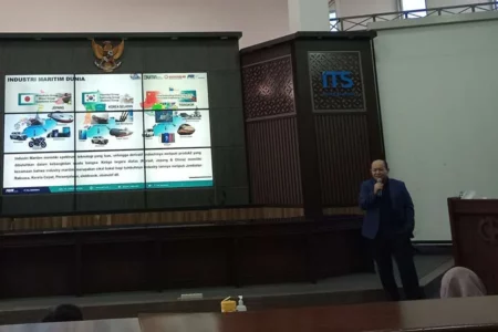 CEO PT PAL Indonesia Kaharuddin Djenod menyampaikan paparannya di Gedung Pascasarjana ITS Surabaya.
