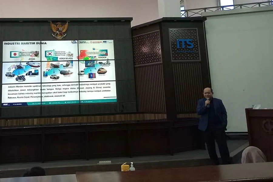 CEO PT PAL Indonesia Kaharuddin Djenod menyampaikan paparannya di Gedung Pascasarjana ITS Surabaya.