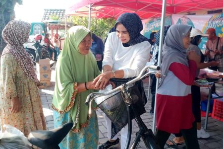 Cawabup Sidoarjo Hj. Mimik Blusukan Ajak Warga Makan Gratis foto beritajatim