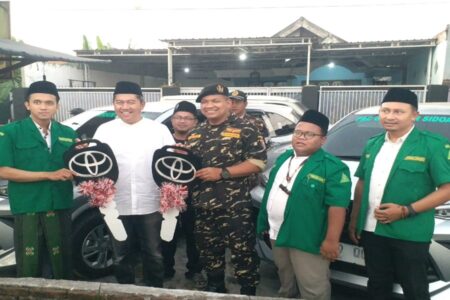 H. Achmad Amir Aslichin (Mas lin) menyerahkan bantuan dua unit mobil ke PC GP Ansor Sidoarjo.