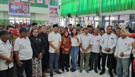 Dukungan Terus Mengalir untuk Pilgub Jatim, Risma Minta Relawan Jaga Suara Calon kepala daerah Jawa Timur Tri Rismaharini alias Risma dan KH Zahrul Azhar Asumta alias Gus Hans bersama relawan di Malang.