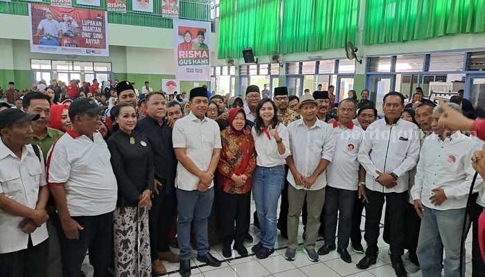 Calon kepala daerah Jawa Timur Tri Rismaharini alias Risma dan KH Zahrul Azhar Asumta alias Gus Hans bersama relawan di Malang.