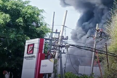 Pabrik Popok dan Tas Kain di Krian Sidoarjo Terbakar foto beritajatim