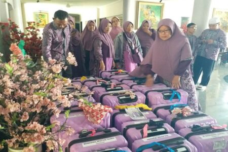 Belasan Jamaah Umrah Was-Was Jadi Korban Penipuan Travel PT Baginda Support System Rombongan jamaah umrah travel PT Baginda Support System di Hotel Sinar 2 Sedati.