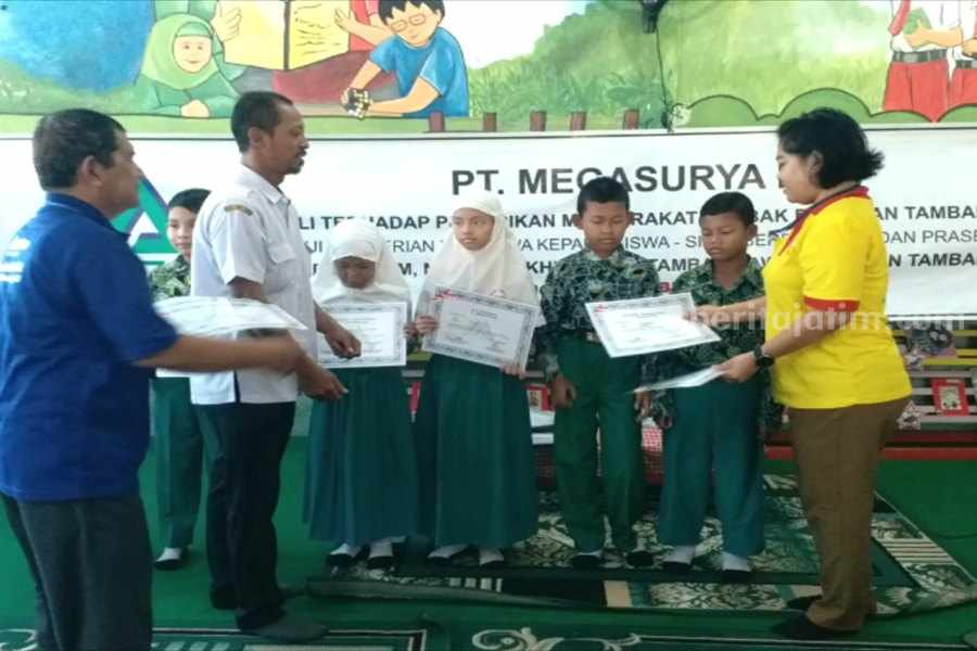 PT Megasurya Mas Beri Beasiswa Ratusan Siswa Berprestasi dan Prasejahtera