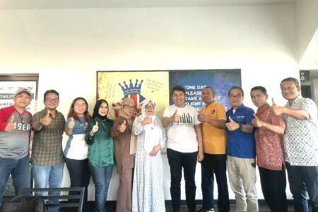 Perwakilan alumni Unair bersama Cabup Sidoarjo Achmad Amir Aslichin.